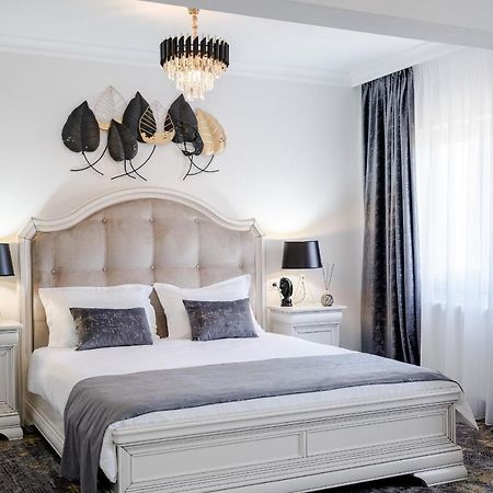 Tesa Boutique Hotel Târgu Neamț Buitenkant foto